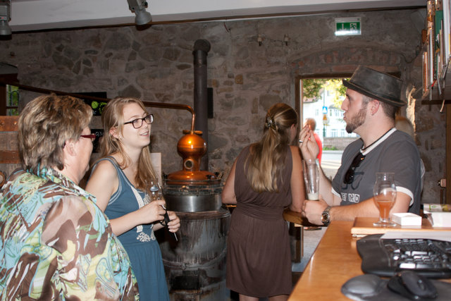Bierkenner tauschten beim Eröffnugnsfest von Axel Kiesbys Biershop ihre Gedanken aus.