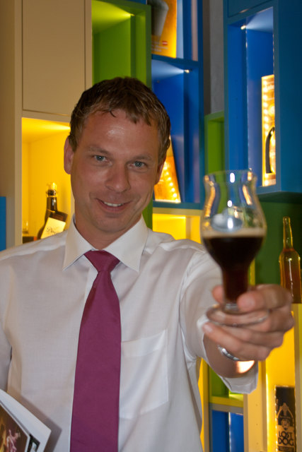 Axel Kiesbye präsentiert in seinem neuem Shop Biere aus aller Herren Länder.