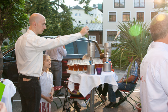 Biersommelier Jens Luckart stachelt die Bierverkostung.