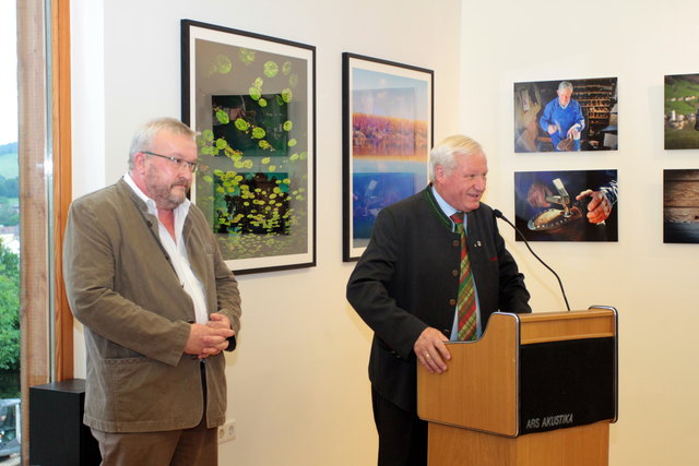 Eröffnung Fotoausstellung „Spiegel einer Region“:
vlnr 1.: Johannes Trauner (Gegenlicht), Bgm. Karl Feurhuber (Marktgemeinde Mondsee)
Foto: Gegenlicht – Fotofilmclub Mondsee