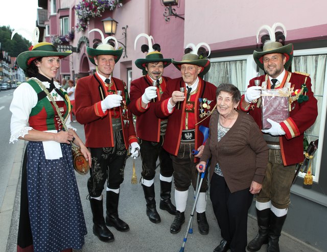 Markedenterin  Maria,1. Leutnant Peter Mair, Vierteljungschützenbetreuer  Leutnant Rupert Usel,
Geburtstagskind - Ehrenfähnrich Toni Amort mit seiner Maridl,Hauptmann Mjr. Paul Hauser