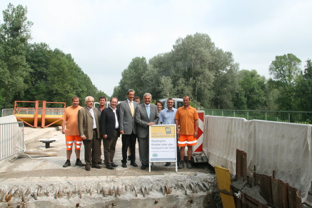 Die Brücke über den Donauarm in Tulln wird wechselseitig saniert: Im Oktober soll sie fertiggestellt sein. | Foto: Zeiler
