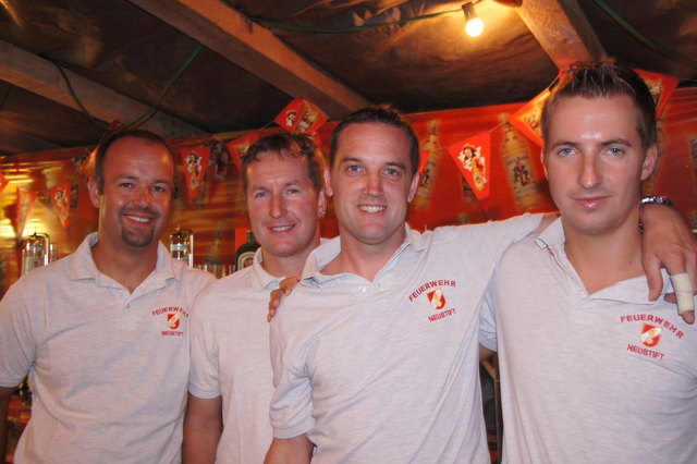 Markus, Stefan, Jean Pierre und Bernd sorgten in der Schnapsbar für zufriedene Gäste