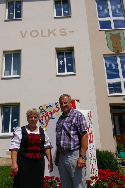 Volksschul-Leiterin Christine Tandler mit Arbings Bürgermeister Georg Kragl.