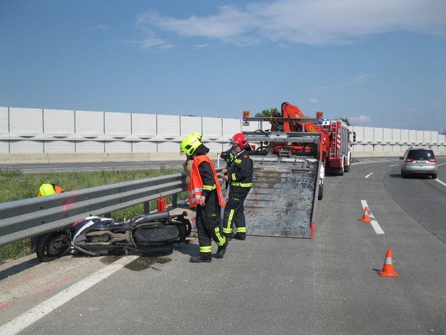 Das Motorrad verkeilte sich zwischen Fahrbahn und Leitblanke, der Lenker wurde schwer verletzt.