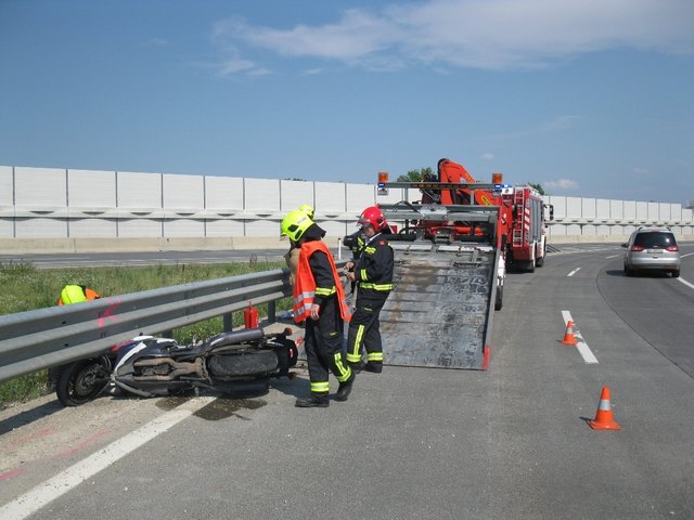 Das Motorrad verkeilte sich zwischen Fahrbahn und Leitblanke, der Lenker wurde schwer verletzt. | Foto: FF-Korneuburg