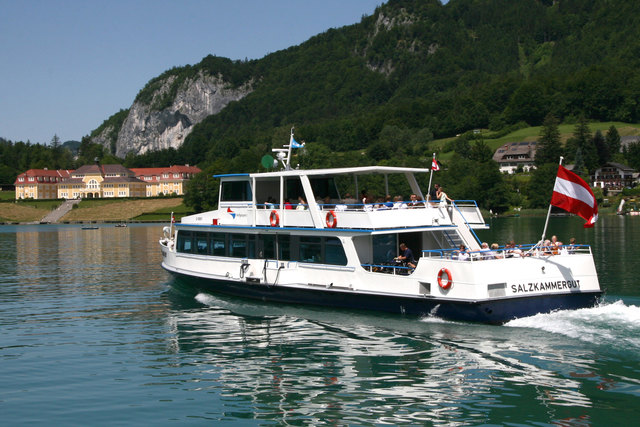 Die Schönheit der Landschaft des Salzkammerguts auf einem Schiff am Wolfgangsee genießen.