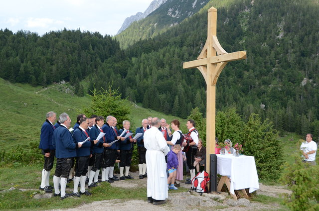 Die Schwoicher Sängerrunde umrahmte die Feier unter dem neuen Gipfelkreuz mit der Alpbacher Bauernmesse.