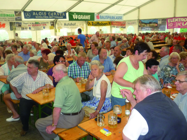 Im Rahmen der Landesausstellung 2012 fand am Freitag das erste Parteiübergreifende Pensionistentreffen in Mattighofen statt. Der Chor der Marinekameradschaft "Prinz Eugen" sorgte im gefüllten Festzelt für Stimmung. "Im nächsten Jahr soll dieses Treffen erneut stattfinden – dann vielleicht sogar grenzüberschreitend", berichtete Braunaus Vizebürgermeisterin Brigitte Zeillinger.