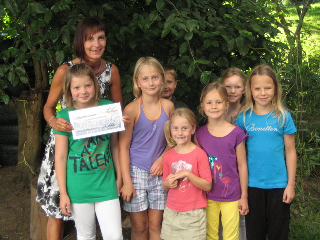 Kinder und Lehrer freuen sich über die großzügige Spende | Foto: Privat