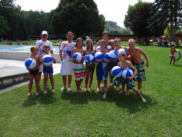 Die Wasserbälle von Re/Max Alpha waren bei den Besuchern der Schwimmschule heiß begehrt. | Foto: Privat