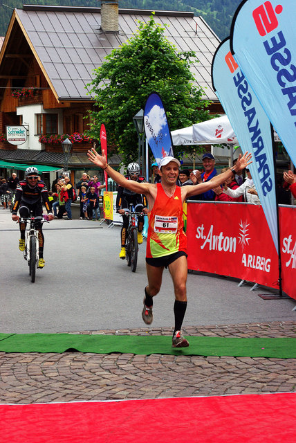 Gegen Mittag erreichten die ersten Läufer den Zieleinlauf in der Fußgängerzone in St. Anton am Arlberg. | Foto: OK Marathon/Schranz