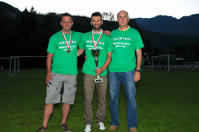 v.l.n.r.: Meistertrainer Franz Scherpink, Spieler des Jahres Milan Rasinger mit Pokal und der sportl. Leiter des SV Kieninger-Bau Bad Goisern, Hannes Petter.