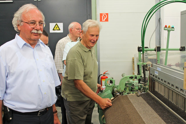 Josef Ackerl mit Adolf Peter, einem Webermeister, der alle Webstühle, die ausgestellt sind, in Stand gesetzt hat.