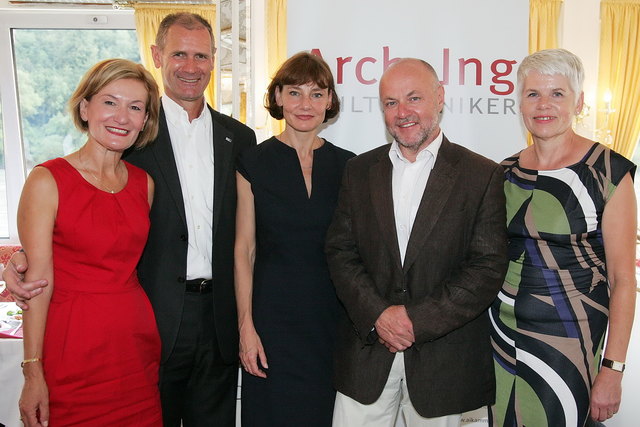 Christine Wernly mit Gatten und Kammervorstandsmitglied Rudolf Wernly, Geschäftsführerin der Bayerischen Ingenieurkammer Ulrike Raczek und Ziviltechnikerkammerpräsident Rudolf Kolbe mit Gattin Andrea. | Foto: Maringer