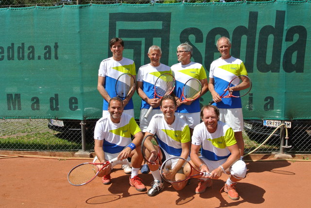 Die erfolgreiche Tennis-Seniorenmannschaft der Union Bad Schallerbach mit Bernhard Matzner, Manfred Nimmerfall, Wolfgang Vrecun, Günther Wetzlmair (stehend v. li. n. re.); Richard Smetana, Robert Wier und Kurt Oberparleiter (kniend v. li. n. re.).