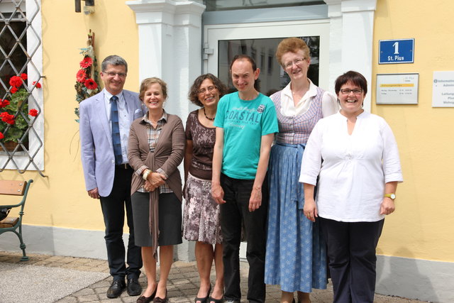 Von links: Kutsam-Chef Christian Kutsam, Gertraud Assmann, Geschäftsführerin der Caritas für Menschen mit Behinderungen, Roswitha Kutsam, Künstler Stefan Gaisberger, Maria Sumereder, Geschäftsführerin der Caritas für Menschen mit Behinderungen, Maltherapie-Leiterin Theresia Klaffenböck. | Foto: Privat