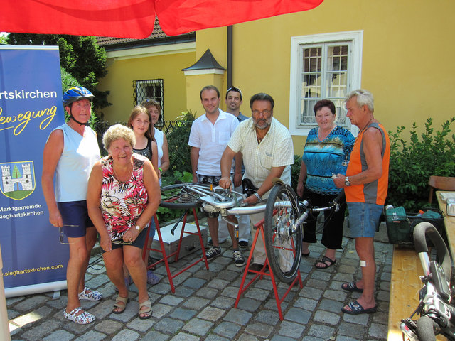Begeisterte Radfahrer mit dem Sicherheitsausschuss: GGR Josefa Geiger, GGR Johannes Albrecht, GR Christoph Pinter, GR Silvia Sulzer und Gruppeninspektor Josef Ruthner (3.v.r.) bei der Fahrradcodierung.