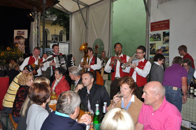 Im großen Veranstaltungszelt im Rathaushof der Gemeinde gibt es zu Wein & Co. auch musikalische Unterhaltung.