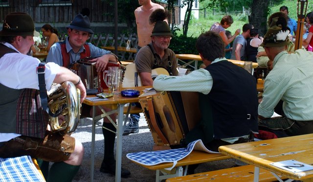 Vom Kleinkind bis zum rüstigen Achtziger beteiligten sich zahlreiche Wanderer an der musikalischen Hüttenpartie.