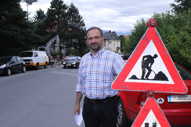 MühlauerInnen beschweren sich bei GR Robert Hieger über den desolaten Zustand der Anton-Rauch-Straße