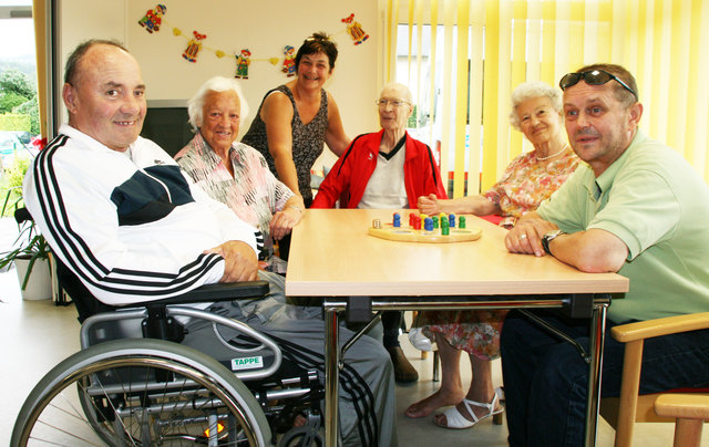 Die Senioren haben viel Spaß. Margarethe (2. v. re.) ist noch dazu frisch verliebt.