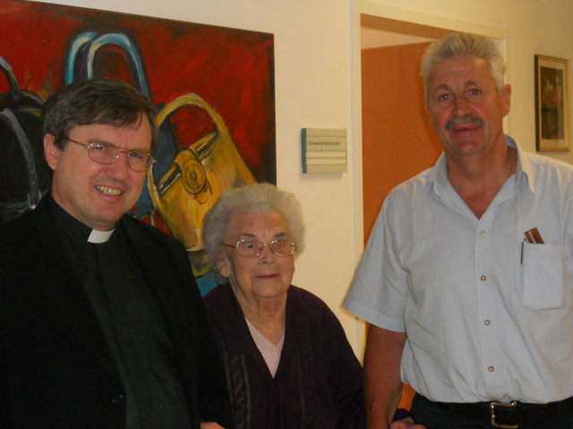 Auch der Kirchdorfer Pfarrer Mag. Georg Gerstmayr und Bürgermeister Ernst Schwaiger gratulierten der Altersjubilarin Reli Granegger zum 90. Geburtstag