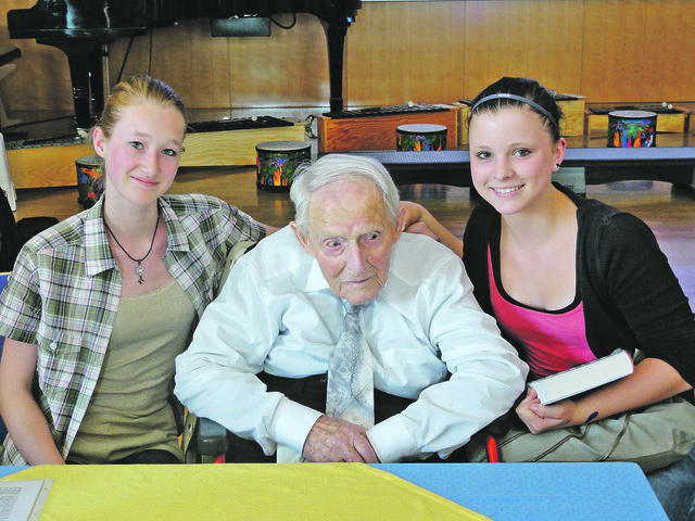 Leopold Engleitner berichtete in der HLW Perg über seine Gefangenschaft in Konzentrationslagern.