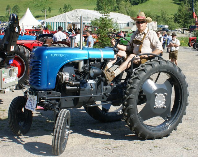 Der Tombola Hauptpreis, ein Oldtimer Traktor im Wert von ca. Euro 4.000, hier gesteuert von Bgm. Sepp Tagwercher.
