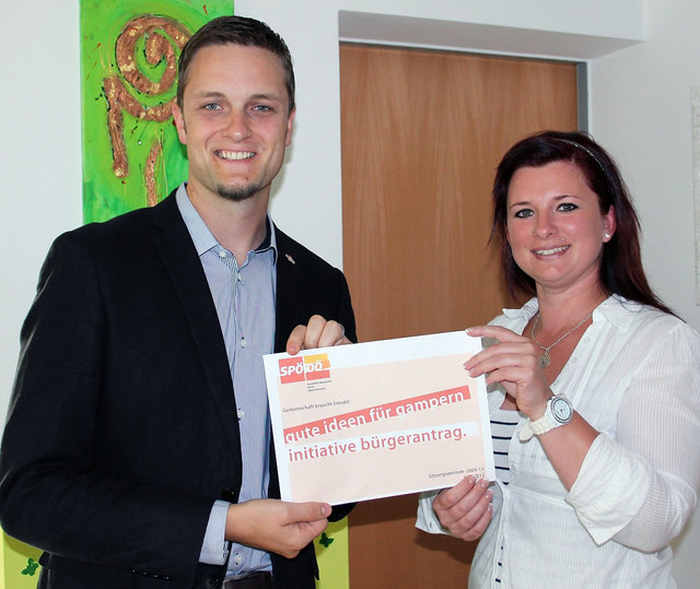 SPÖ-Fraktionsobmann Markus Vogtenhuber mit Kerstin Sturzlbauer, der Initiatorin des ersten Bürgerantrages. | Foto: SPÖ Gampern