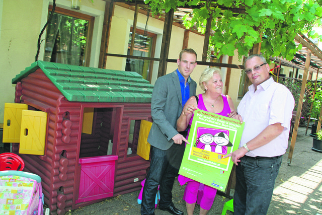VP-Bezirksrat Andreas Umgeher, Brigitte vom gleichnamigen Gasthaus und Florian Kollenz (v. r.).