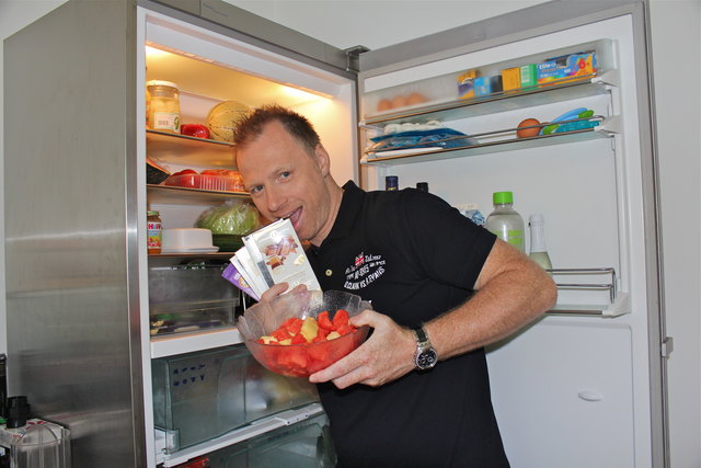 Ehrlicher Kühlschrank ohne Rockstar-Attitüde: Alex List schwört auf Fruchtsalat und jede Menge Schokolade.