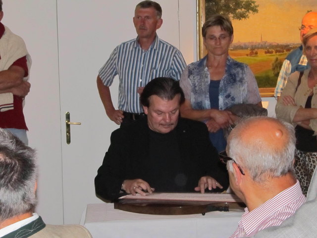 Wilfried Scharf verzauberte auf der Harfe