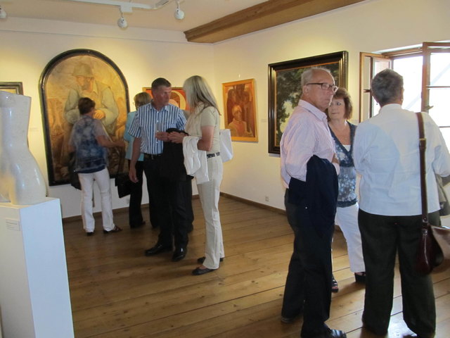 Viele Kunstliebhaber bei der Eröffnung der Galerie