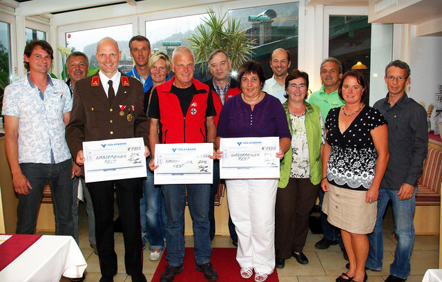 Thomas Strolz, Sepp Zauser, Martin Raffeiner, Michael und Daniela Ess, Paul Tschol, Otto Srb, Doris Juen, Christian Cordin, Roswitha Jehle, Sepp Aichmayr, Elisabeth Sailer und Ernst Gapp (v. l.) bei der Scheckübergabe. | Foto: P. Schranz