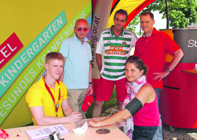 Rapid-Fan und Bezirks-Chef Gerhard Kubik (Mitte) mit Hannes Jarolim (r.) auf der Gesundheitsstraße. | Foto: Hochmuth