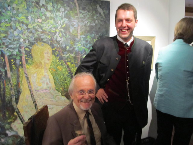 Familie Fink aus Braunau vor dem Bild einer Muse.