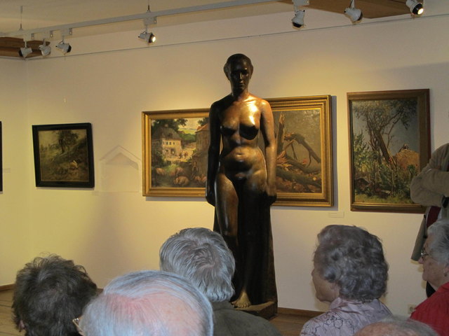 Kunst, wohin man blickt. Werke von der Osternberger Künstlerkolonie und der Innviertler Künstlergilde dominieren die Ausstellung.