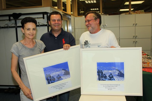 V.l.nr.: Thurner, Digruber, Riser bei der Übergabe der Bilder. | Foto: BRG Imst