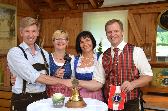Bei der Amts- und Insignienübergabe: Franz und Maria Lanschützer sowie Helga und Peter Gruber. | Foto: LC Lungau