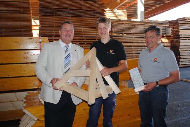 Wirtschaftskammer-Obmann Martin Hirner, Mathias Kofler mit seinem Lehrstück und Johann Unterrainer. | Foto: Eberharter