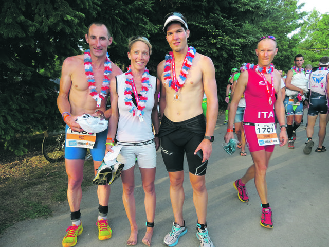 Hatten im Ziel des Ironman in Klagenfurt noch Kraft zu lachen: Walter und Verena Pröll und Michael Gabriel. | Foto: privat
