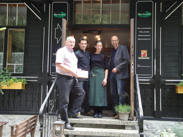 Die besten Wünsche zur Eröffnung überbrachten Walter Platteter (li) und Friedrich Oelschlägel (re) dem Ehepaar Blanka. | Foto: WK