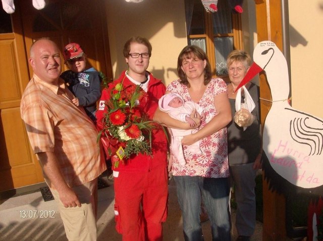 Markus und Alexandra Baier mit Töchterchen Laura und Sohnemann Lars bedanken sich bei den Sanitätern.