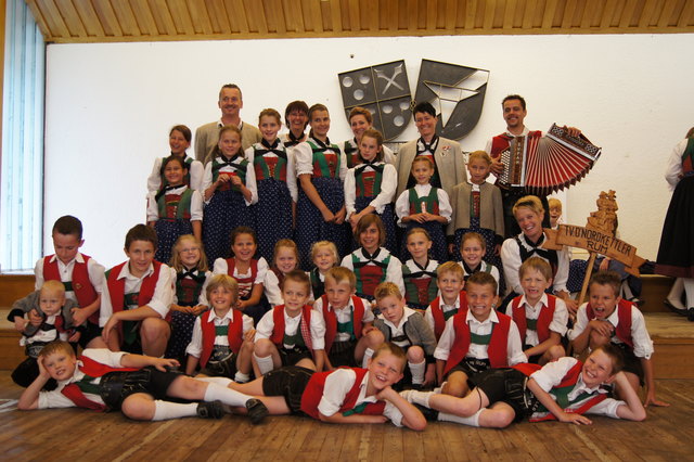 Die Jugendformation des Trachtenvereins Nordkettler Rum