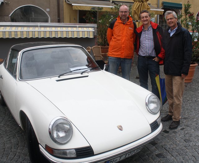 Christoph Schlenk, Wolfgang Busch und Dirk Naumann vor einem der Oldtimer.