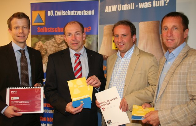 Im Bild v. l.: Paul Eiselsberg, IMAS-Institut, Landesrat Max Hiegelsberger; Zivilschutz-Präsident NR Michael Hammer und Josef Lindner, Geschäftsführer OÖ. Zivilschutzverband. | Foto: Anzengruber/Land OÖ