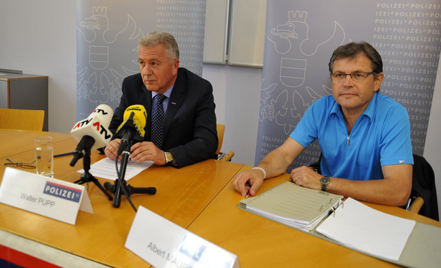 Walter Pupp und Albert Maurer vom Landeskriminalamt Tirol freuen sich über den Erfolg der Ermittlungen. | Foto: ZOOM TIROL