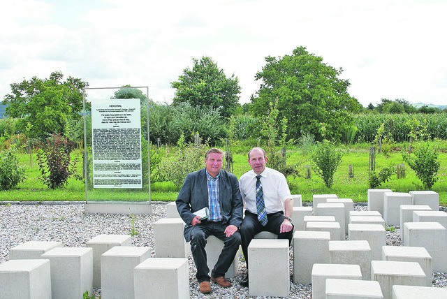 Bürgermeister Erwin Kastner, Obmann Hochwasserschutzverband Machland-Donau, mit Landesrat Max Hiegelsberger beim Aussiedler-Denkmal in Eizendorf.