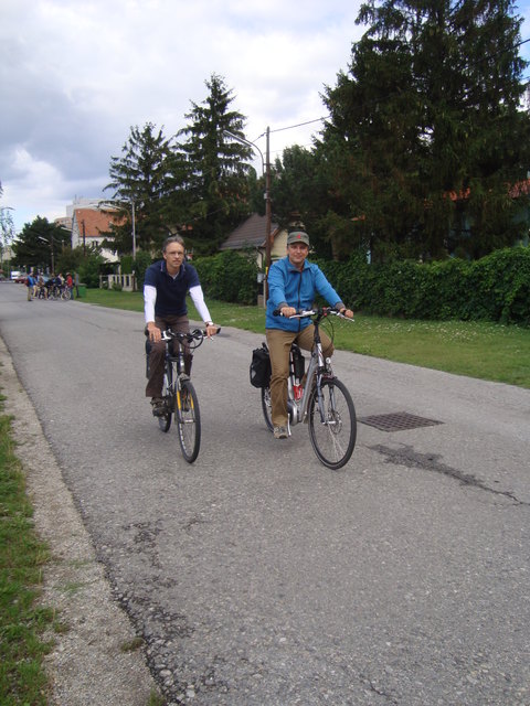 Josef Taucher (Bezirksvertretung) und Gerhard Gstöttner (Radagenda) bei der Befahrung der Radwege.